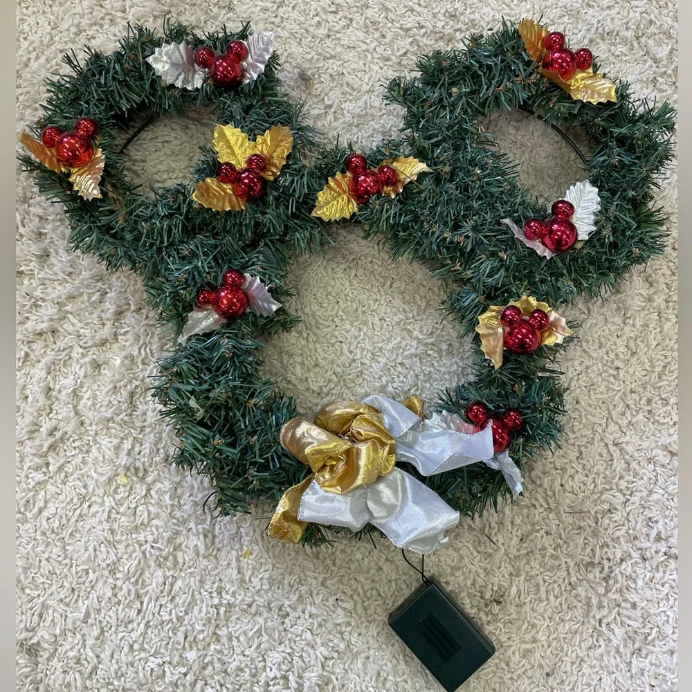 2008 Disney Store Exclusive Mickey Mouse Christmas Light Up Wreath With Ornament
